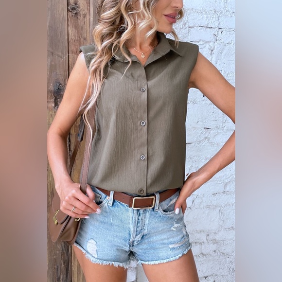 Collared Neck Sleeveless Shirt - Picture 6 of 6